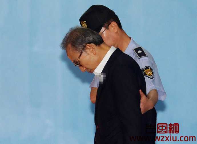 当地时间2018年9月6日,韩国首尔,韩国总统李明博结束庭审后离开首尔中央法院