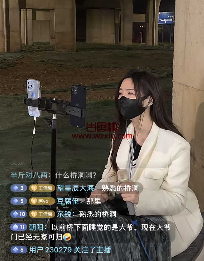 直播一条街女网红们深夜排排坐在天桥下唱歌！已经形成规模