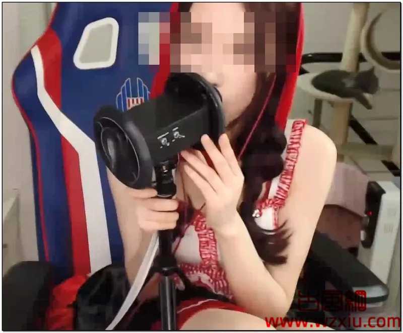 被软色情绑架的网红女主播!把麦克风塞进内衣、露点舔耳、假高潮?