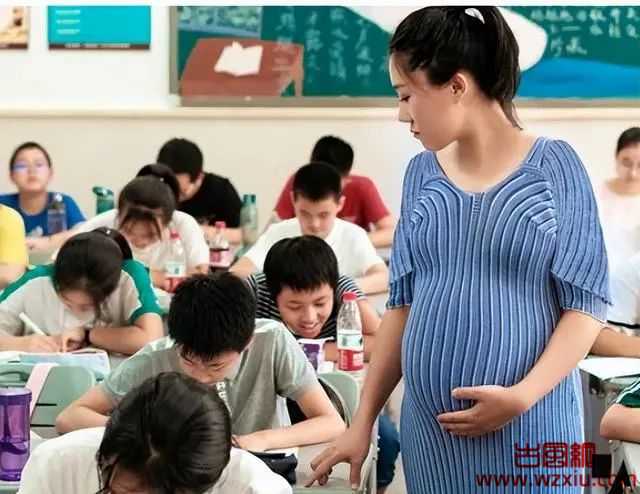 女教师穿透视孕妇装却被骂勾引学生？