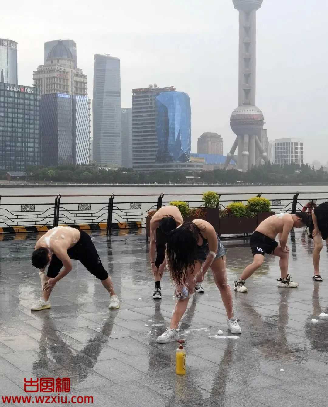 上海街头惊现大批性感美女雨天集体激情搓澡？洗澡媛来了？