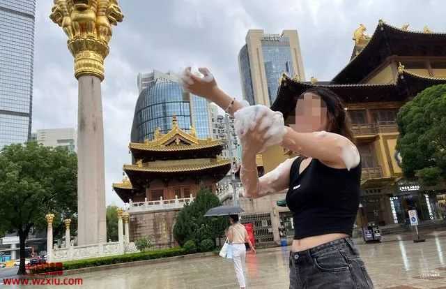 上海街头惊现大批性感美女雨天集体激情搓澡？洗澡媛来了？