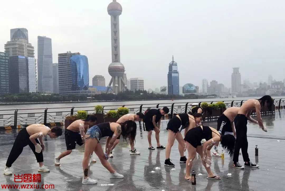 上海街头惊现大批性感美女雨天集体激情搓澡？洗澡媛来了？