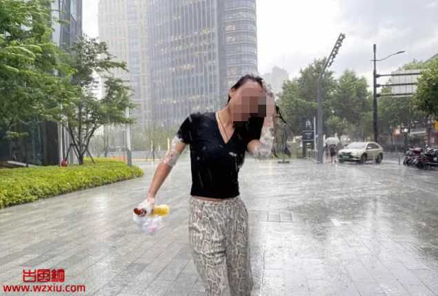 上海街头惊现大批性感美女雨天集体激情搓澡？洗澡媛来了？