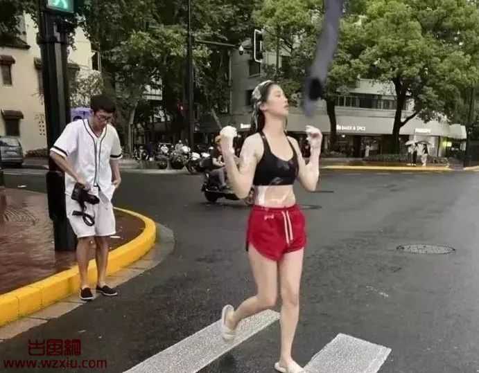 上海街头惊现大批性感美女雨天集体激情搓澡？洗澡媛来了？