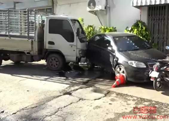 奇葩！泰国老司机开车时用塑料管不可描述！结果发生车祸！
