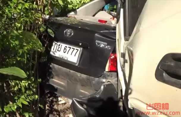 奇葩！泰国老司机开车时用塑料管不可描述！结果发生车祸！